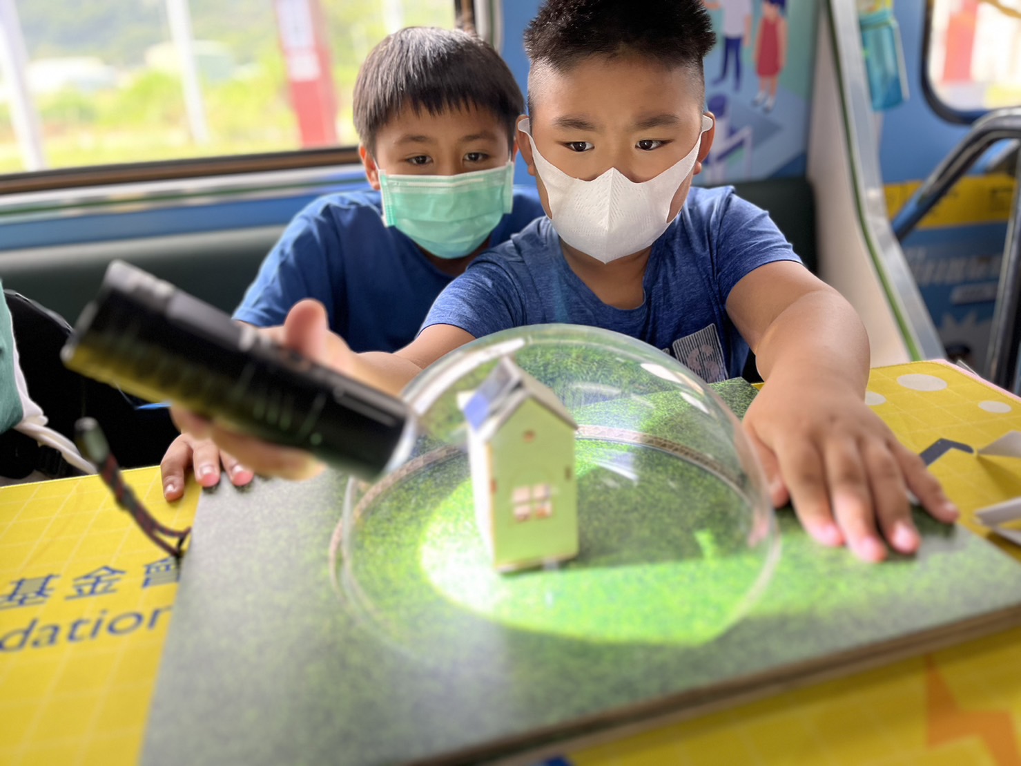 918博天堂參與基礎科學主題車廂，以STEAM教學精神，設計「逐日科學家」、「太陽能工程師」以及「淨零建築師」三大能源科普課程和實驗